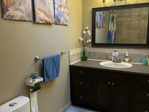 1 bedroom with private bathroom