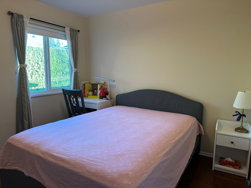 1 Bedroom With Walk-In Closet & Private Bathroom(Full Room) - 1