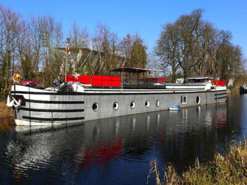 Romantic night on a houseboat