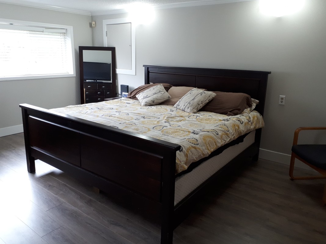 King Size Bed And Private Bathroom(Single Bed) - 1