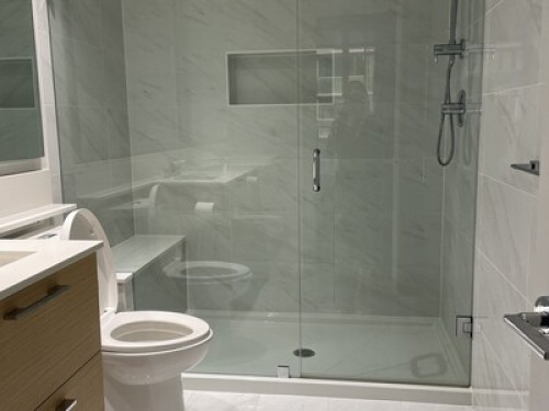 Bedroom w/ en suite bathroom