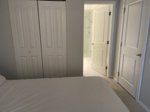 Bedroom w/ en suite bathroom