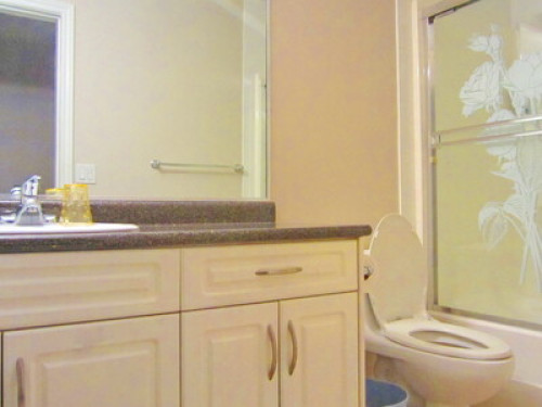 Cozy lower room in quiet city centr