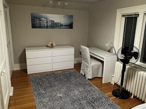 Homestay in cozy River Heights home