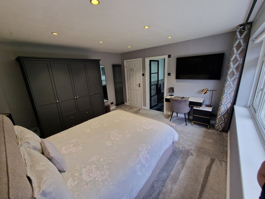 Designer King Bedroom With Private En-Suite & Parking(Full Room) - 1