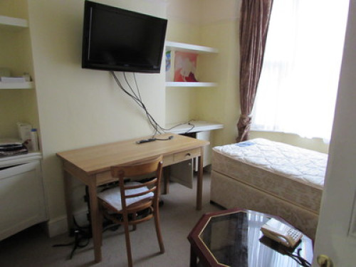 three bedroom's house/town centre