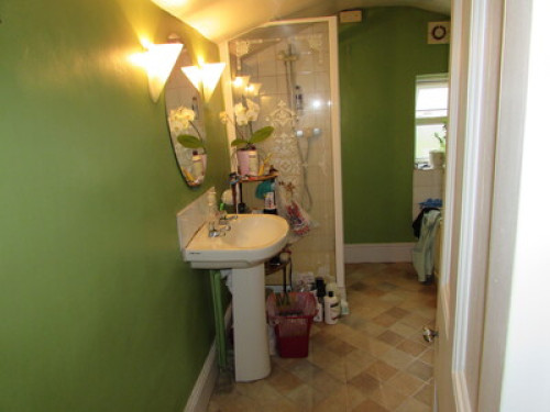 three bedroom's house/town centre