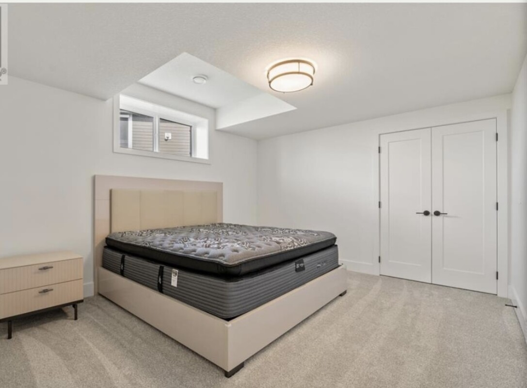  King Bed With Walk In Closet, Huge Room And Bathroom(Full Room)  -  Quiet lake community   - Gallery -  1