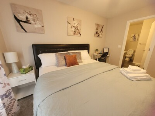 Comfy guest room with private bath - Gallery - 18