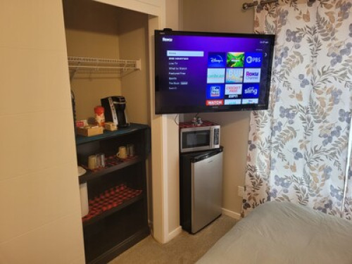 Comfy guest room with private bath - Gallery - 21