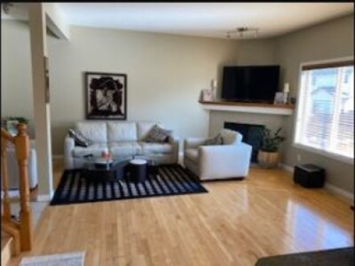 Clean and bright house in Calgary