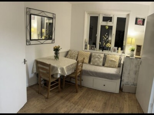 Cosy double room in family home 