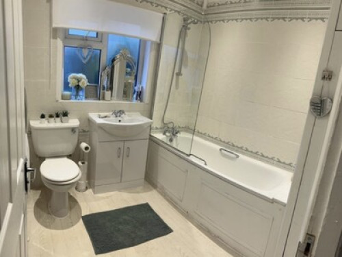Cosy double room in family home 