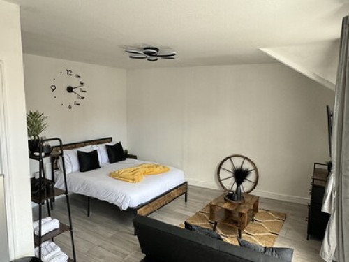 New +Refurbished Kingston Studio