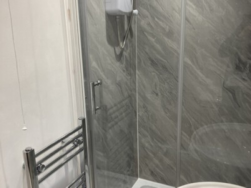 newly-furbished-double-with-onsuite-bristol-117001898420240815024040AM