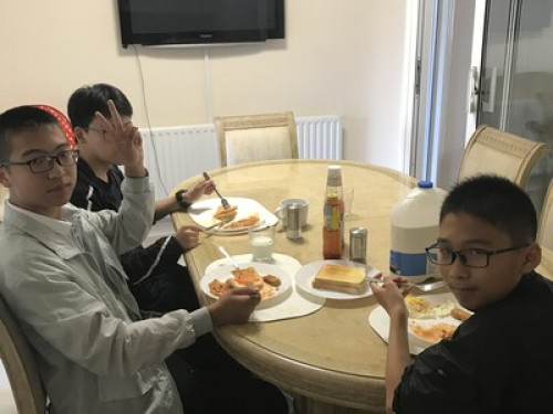 NICE ROOM IN A FRIENDLY FAMILY 