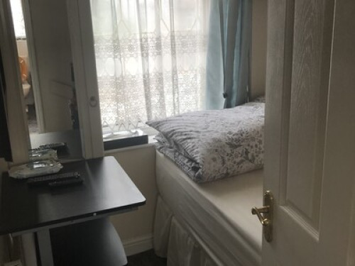 NICE ROOM IN A FRIENDLY FAMILY 