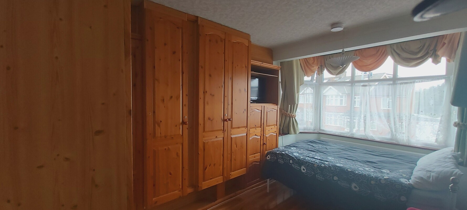  Large Double Bedroom (Full Room)  -  Live in a 5 bedroom house beautiful  - Gallery -  1