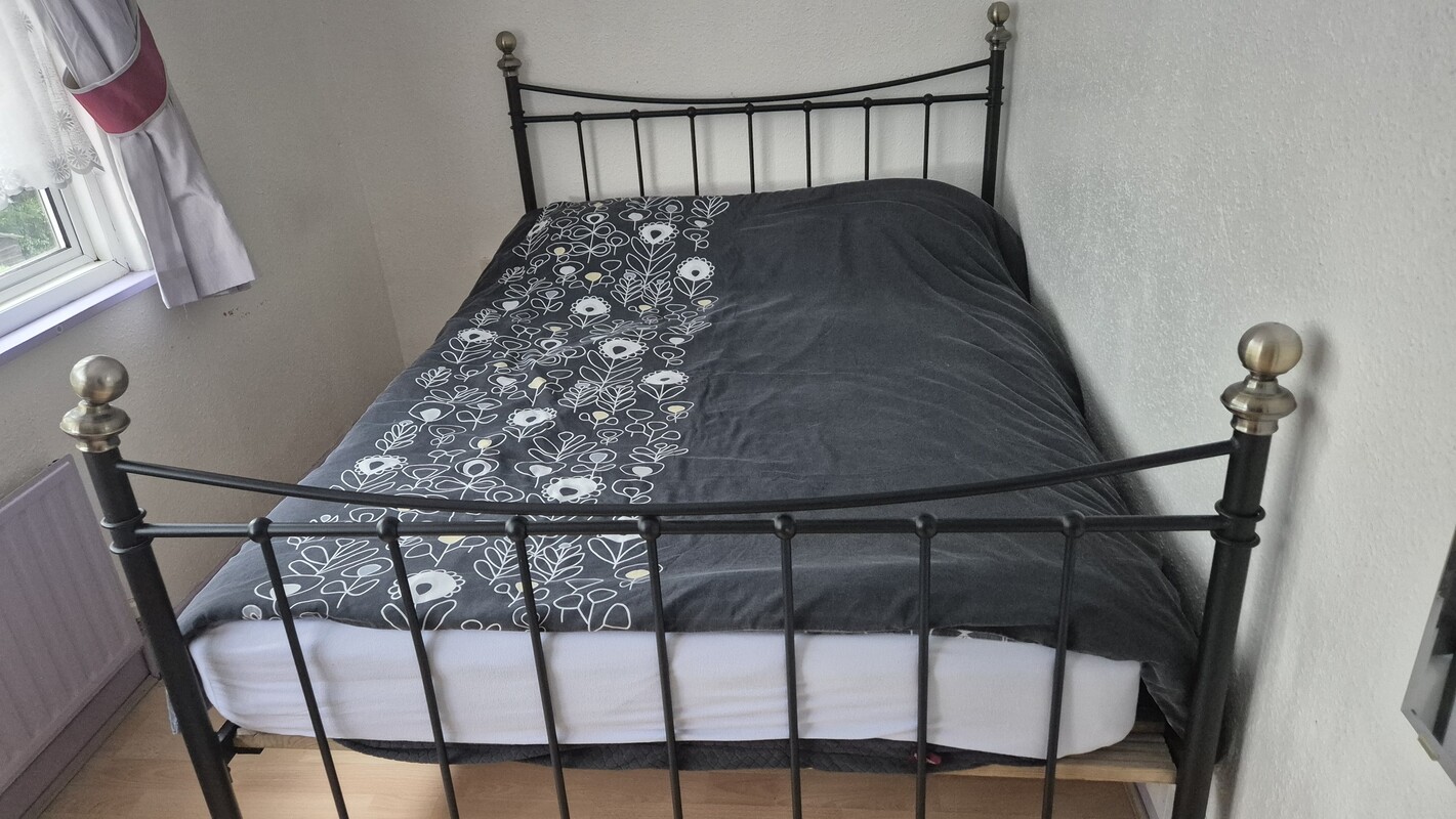  Second Floor Bedroom (Full Room)  -  Live in a 5 bedroom house beautiful  - Gallery -  1