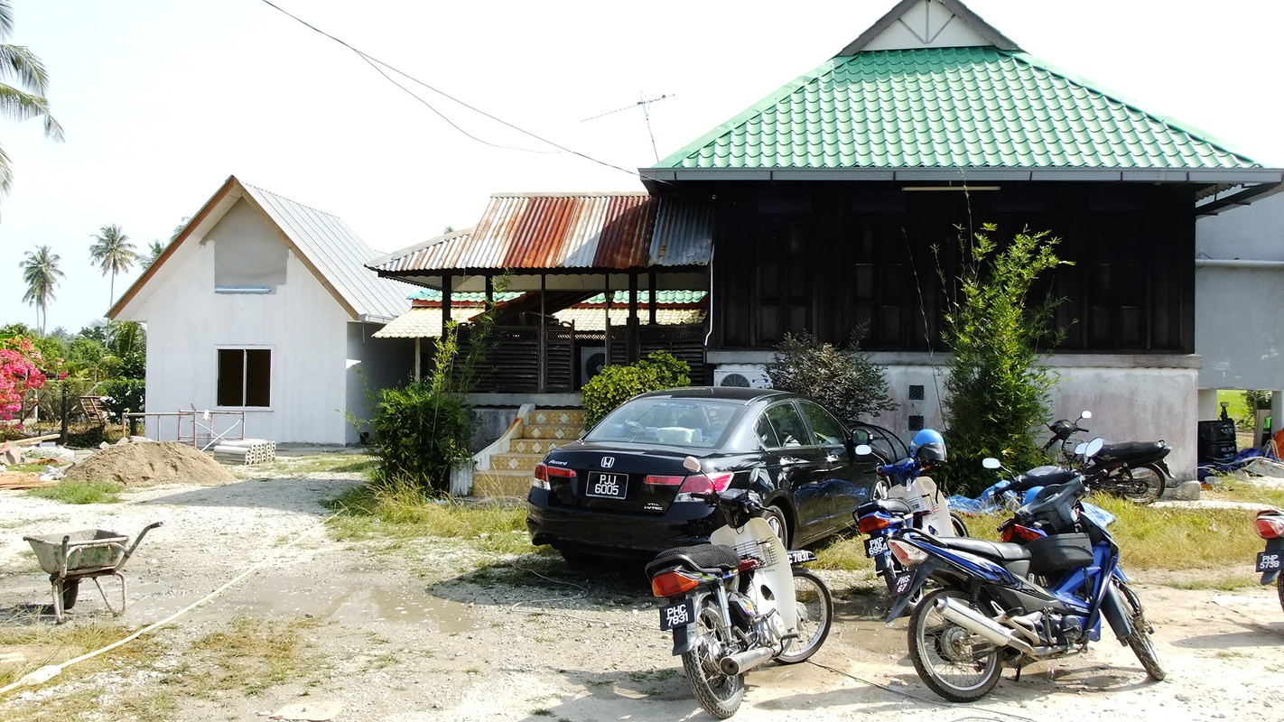  Traditional Medium Bedroom(Full Room)  -  Fun family- loves the paddy field.  - Gallery -  1
