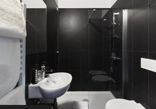 Appealing double ensuite bedroom a short walk from Cristina Enea parkea
