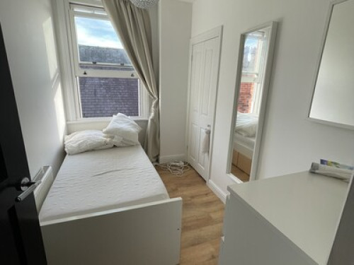beautiful-property-close-to-the-uni-nottingham-135644840420240815034808AM