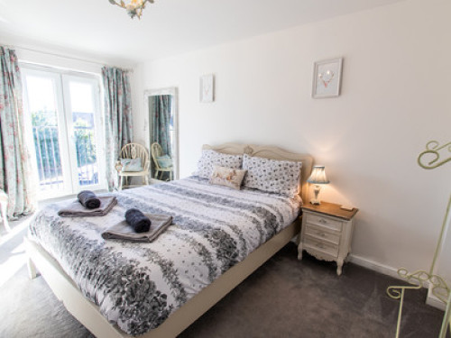 king-bed-ensuite-all-private-lincoln-125844483920240815035054AM