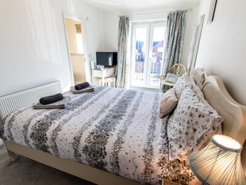 King Bed & Ensuite all Private