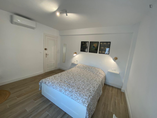 Bright 14m2 double bedroom in Alicante city center