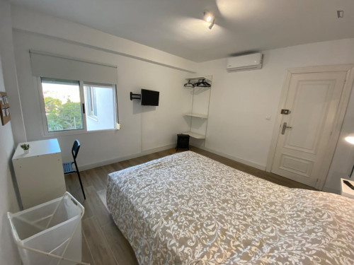 Bright 14m2 double bedroom in Alicante city center
