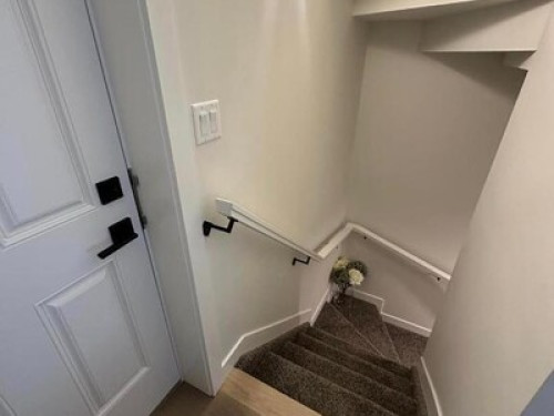 New and quiet room basement suite - Gallery - 16