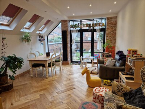 bright-double-room-with-garden-view-manchester-63921570120240815042532AM