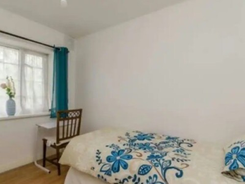 Room to rent in a 3 bed house 
