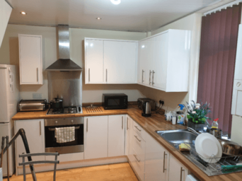 Room to rent in a 3 bed house 