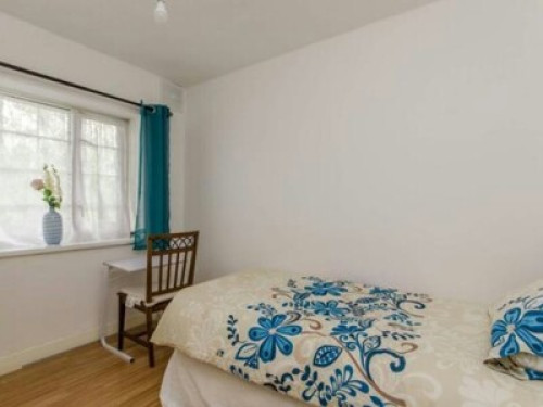 Room to rent in a 3 bed house 