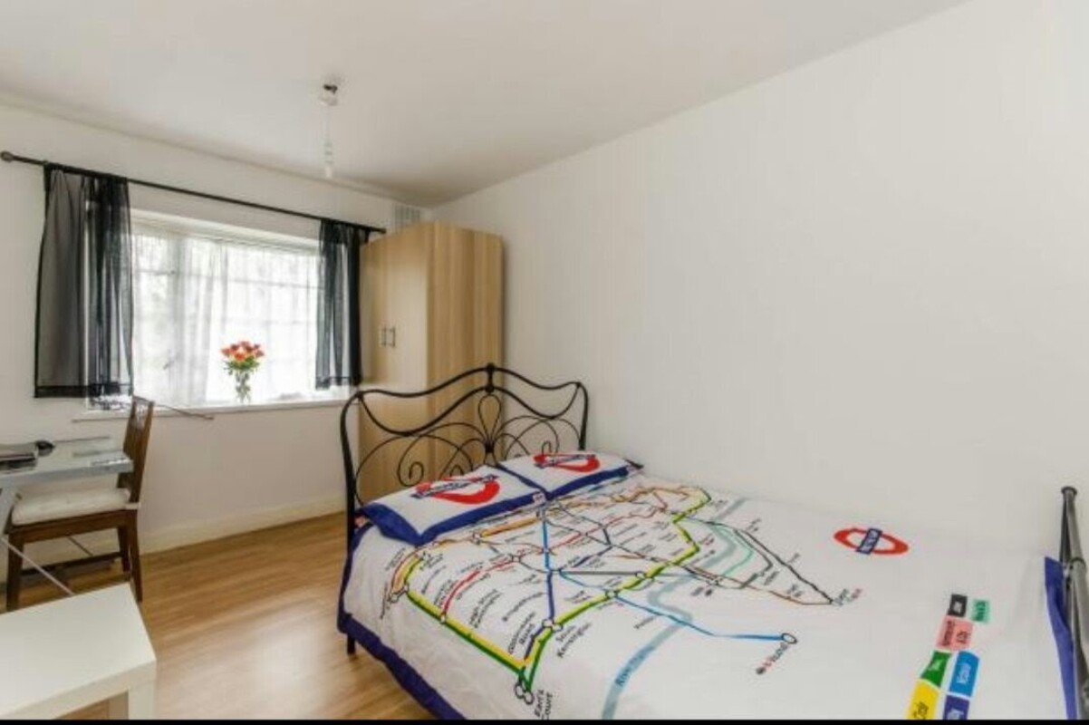 Spacious Room For Female In London (Full Room) - 1