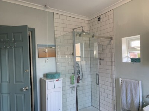 Airy attic room with posh bathroom - Gallery - 4