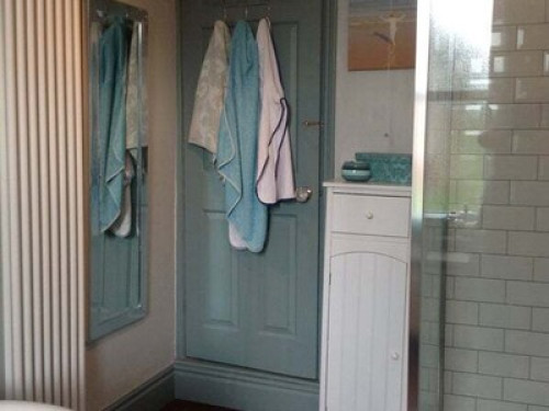 Airy attic room with posh bathroom - Gallery - 24