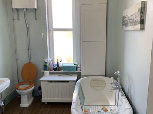 Airy attic room with posh bathroom - Gallery - 3