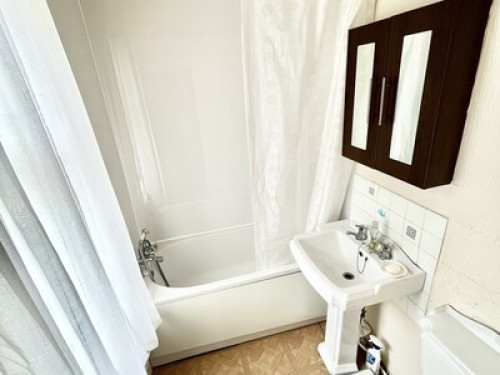 Spacious clean quiet room