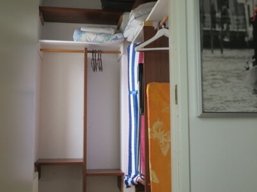 Spacious room with walk-in closet - Gallery - 10