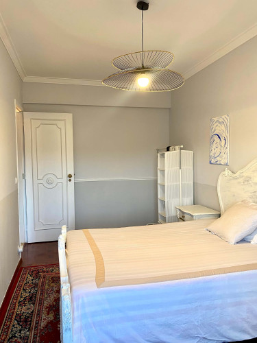 Spacious room in Odivelas, 20min from Lisbon (women only)
