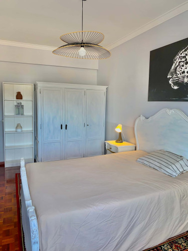 Spacious room in Odivelas, 20min from Lisbon (women only)