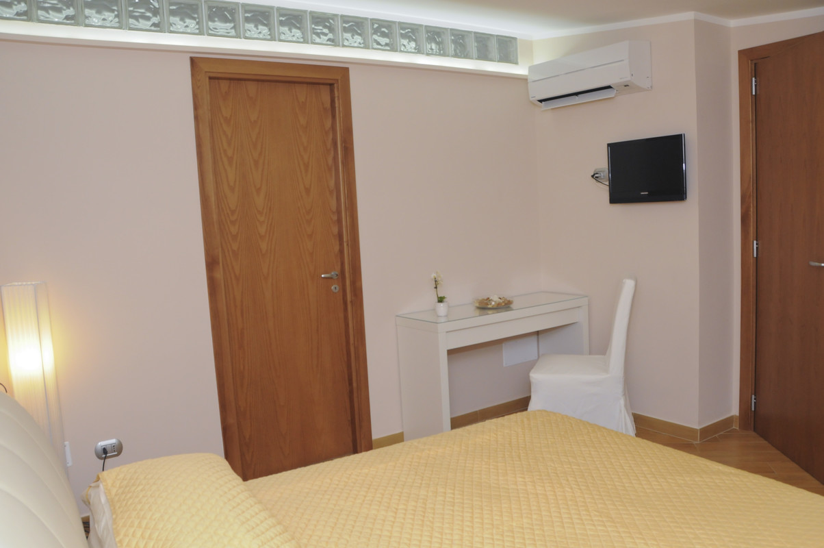 Main Bedroom Double Bed(Full Room) - 1