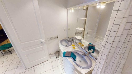 3-Bed Apartment on rue de Marseille