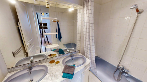 3-Bed Apartment on rue de Marseille