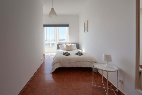 Comfortable bedroom in a 5-bedroom apartment in Cacilhas - Room 5 - Gallery - 11