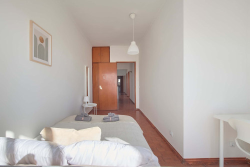 Comfortable bedroom in a 5-bedroom apartment in Cacilhas - Room 5 - Gallery - 7