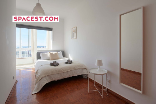 Comfortable bedroom in a 5-bedroom apartment in Cacilhas - Room 5 - Gallery - 13