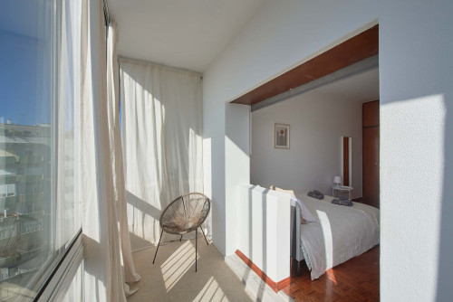 Comfortable bedroom in a 5-bedroom apartment in Cacilhas - Room 5  - Gallery -  5
